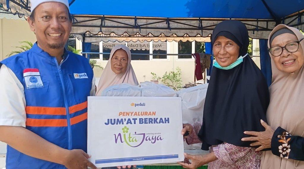 Gelar Jumat Berkah di Masjid Ad Da'wah, DT Peduli Surabaya Berbagi Makanan dan Sosialisasi Sedekah Daging untuk Palestina  - Cover Image